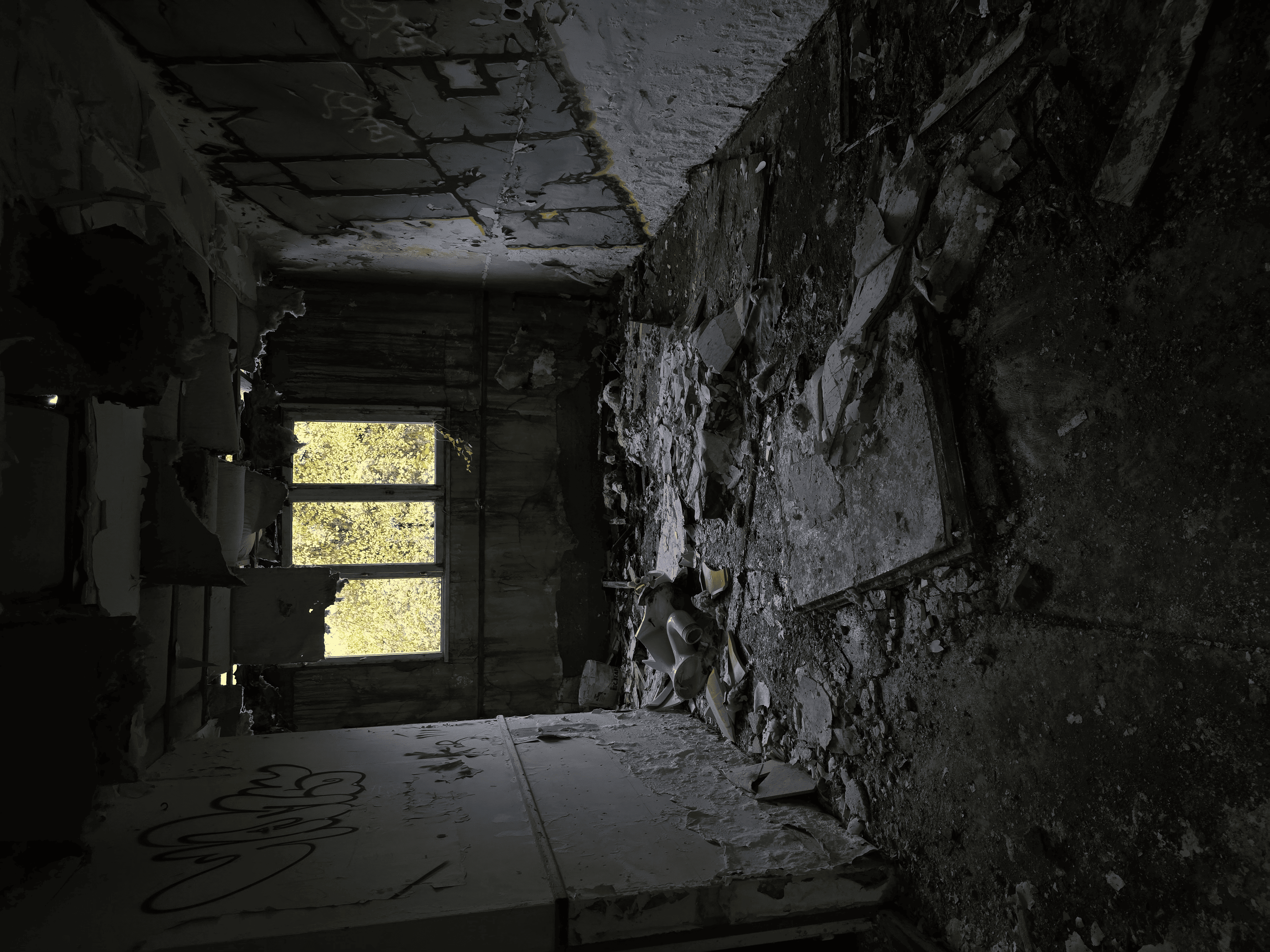 Salle sombre éclairé par la lumière du jour